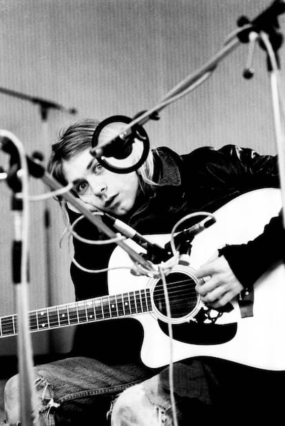 Kurt Cobain se suicidó el 5 de abril de 1994. Un electricista encontró su cuerpo sin vida en el apartamento donde vivía: se había pegado un tiro en la cabeza y había dejado una nota de suicidio. Su muerte supuso una auténtica conmoción para el mundo de la música. El periodista de <i>Rolling Stone</i> David Fricke aseguró que la generación <i>grunge</i> perdía “a su John Lennon”.