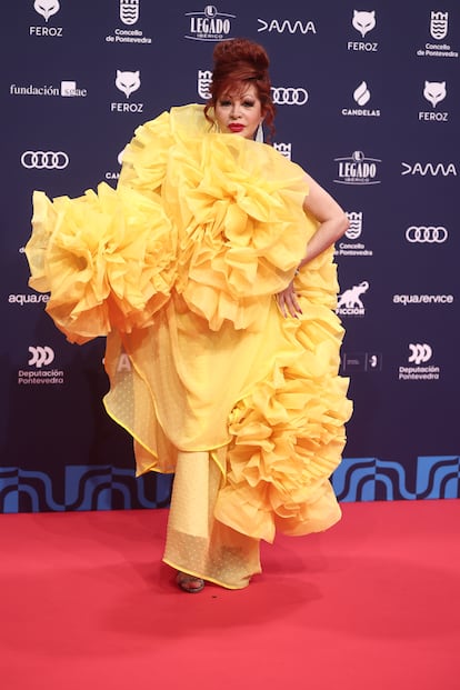 Yurena, en cuya vida se inspira la serie 'Superestar', tampoco quiso faltar a la cita a la que acudió con un voluminoso vestido amarillo.