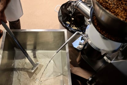 Elaboración de horchata en el obrador contiguo al espacio dedicado a la atención al público.