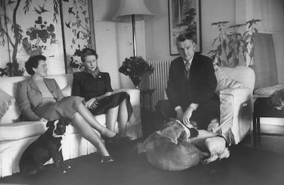 John Keswick, director de Jardine Matheson en los años cuarenta, con su familia en su casa en 1948. |