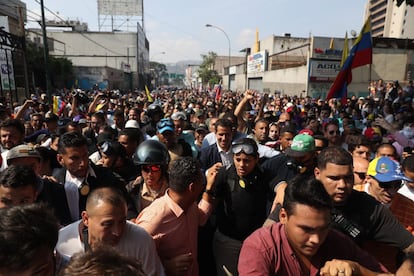 Manifestación en apoyo al levantamiento de Guaidó contra el gobierno de Nicolás Maduro este martes, en Caracas (Venezuela).