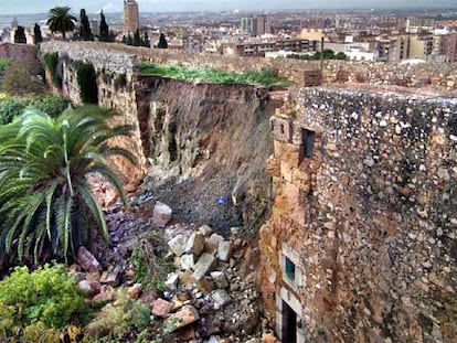 Tramo de la muralla romana de Tarragona derrumbada por las lluvias