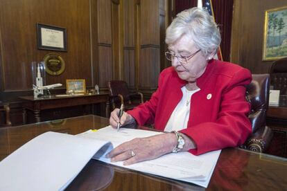 La gobernadora de Alabama, Kay Ivey, firmando la ley contra el aborto el 15 de mayo.