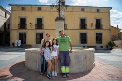 Belkis Morillo y Jairo Sánchez posan junto a sus hijas en la plaza del pueblo.