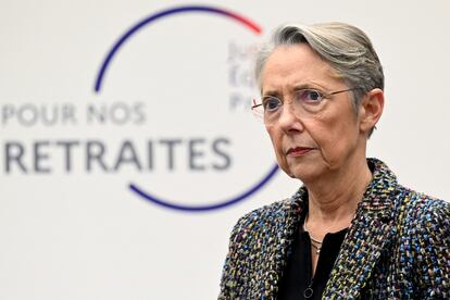 La primer ministra francesa, Élisabeth Borne, durante la rueda de prensa para presentar la reforma de las pensiones, este martes en París.