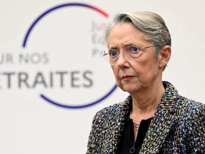 La primer ministra francesa, Élisabeth Borne, durante la rueda de prensa para presentar la reforma de las pensiones, este martes en París.