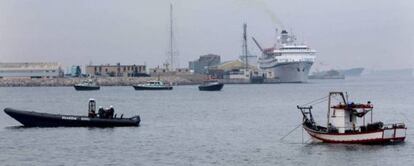 El pesquero &#039;Divina Providencia&#039;, junto a una lancha de la Guardia Civil y frente a tres embarcaciones de la Royal Gibraltar Police.