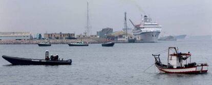 El pesquero 'Divina Providencia', junto a una lancha de la Guardia Civil y frente a tres embarcaciones de la Royal Gibraltar Police.