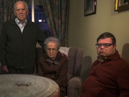 Manuel Ortega, de pie, con su mujer y su hijo, en su domicilio de Ja&eacute;n.