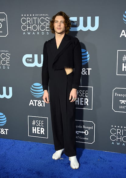 Cody Fern volvió a mostrar su savoir faire en la alfombra roja: mono vintage de Yohji Yamamoto y botas Tabitha de Maison Margiela.