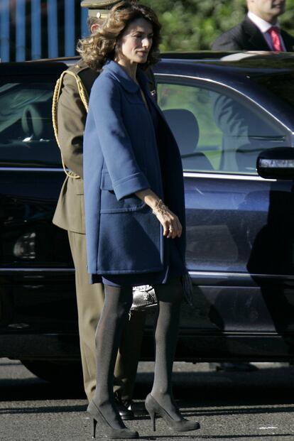 El 12 de octubre de 2007 no fue un día muy espléndido para Doña Letizia. Los titulares juzgaron negativamente sus tan marcadas ondas y las medias tupidas grises con brillo que combinó con un traje azul azafata. De hecho, sus ondas llamaron más la atención de la prensa que el acto en sí.