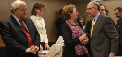 Cristóbal Montoro conversa con Carmen Martínez Aguayo, a la izda. Enrique Ossorio Crespo