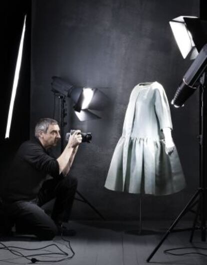 Manuel Outumuro durante la sesión fotográfica de los trajes de Balenciaga, en San Sebastián.