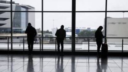 Varios pasajeros esperan en el Aeropuerto Internacional de Johannesburg.