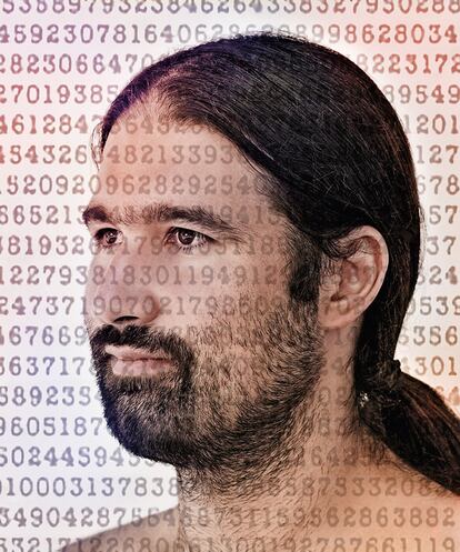 Murciano. 34 años. Profesor en la Universidad Politécnica de Cartagena. Es hijo de matemáticos. Entre sus principales logros últimamente figura la conferencia que le invitaron a dar, junto a su compañera de trabajo Isabel Fernández, en el International Congress of Mathematicians -algo así como el templo mundial de la materia- celebrado en India en verano de 2010. También cuenta con el Premio José Luis Rubio de Francia por sus aportaciones en análisis geométrico. En su carácter destaca su enérgico optimismo. "Ahora que esperamos que los políticos hagan algo para resolver la situación, la respuesta es muy decepcionante. Entiendo perfectamente todo el movimiento de los indignados. La gente se siente impotente".