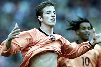 Van der Vaart celebra un gol marcado con la selección holandesa.