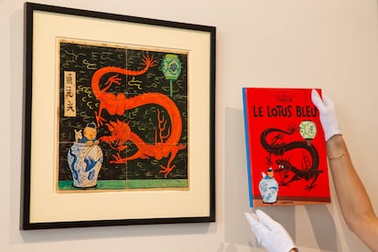 El dibujo original de la portada del álbum 'El loto azul', en la galería Artcurial de Bruselas, el viernes 18 de septiembre de 2020.