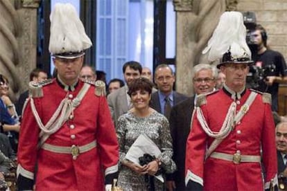 Elvira Lindo entra en el Saló de Cent del Ayuntamiento de Barcelona.