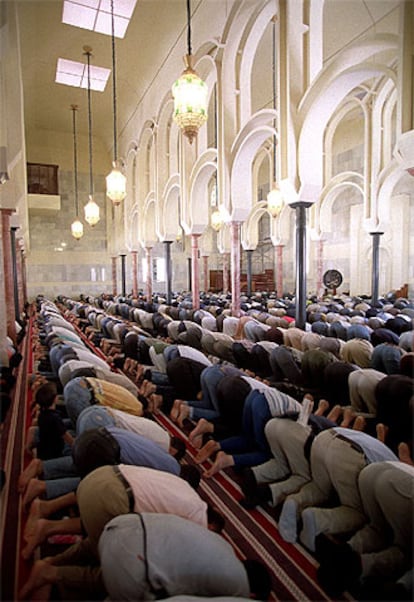 Fieles en la mezquita madrileña de la M-30 rezan en memoria de las víctimas del 11-M.