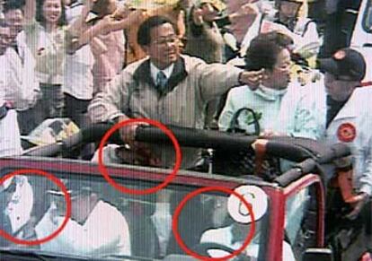 Imagen de televisión que muestra los impactos de bala y la mancha de sangre de  Chen Shui Bian, ayer en Taiwan.