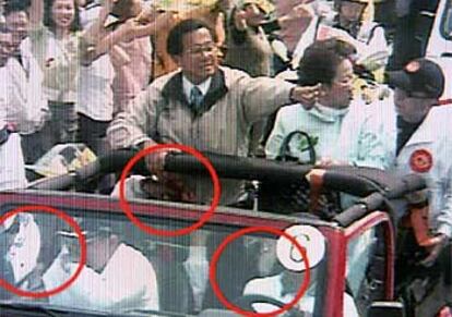 Imagen de televisión que muestra los impactos de bala y la mancha de sangre de Chen Shui Bian, ayer en Taiwan.
