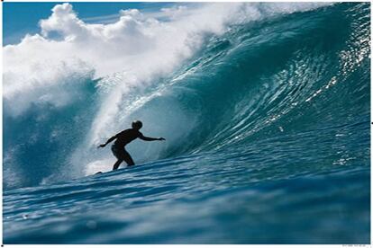 Un surfista annimo en Pipeline, en 1970, dispuesto al &#39;tubo&#39;, a deslizarse bajo la bveda de una ola.