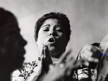 Bernarda de Utrera, cantando, en 1982.