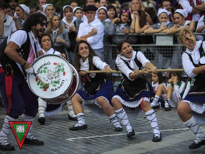 Un grupo de mujeres participa este año en el juego de la 'sokatira' en Basauri.