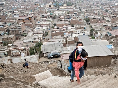 Marlith Mori regresa a su casa en las alturas del barrio de Vista Alegre, a las afueras de Lima, llevando a su hijo Jeyson, quien asiste a terapia diaria en un centro médico cercano. La mujer, que tiene pocos ingresos, se vio obligada a romper el confinamiento para sobrevivir durante la cuarentena en mayo de 2020 en Perú.