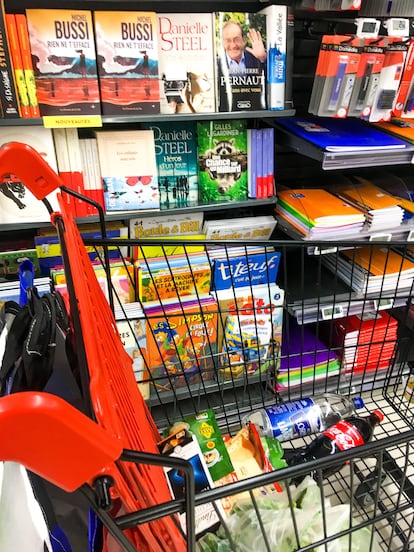 Libros a la venta en un supermercado de Lyon (Francia).