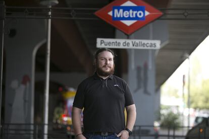 <b>Ramón Couso, periodista.</b> Padre de cuatro hijos educados en la escuela pública, Couso cree que “los políticos están rompiendo el contrato social”. “El Estado tiene el monopolio de la violencia: le pagas impuestos y te sometes a sus leyes en la medida en que te da algo a cambio”. Pero el mensaje de [la presidenta de la Comunidad de Madrid] Isabel Díaz Ayuso es ‘vosotros, a los que os señalamos, os podéis contagiar entre vosotros, pero no vengáis a otros barrios de Madrid”, protesta.