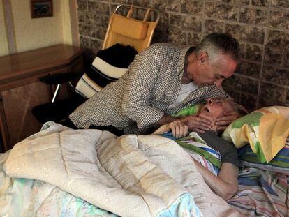 José Luis Medina atiende en su casa de La Elipa a su madre, que no recibe ninguna ayuda.