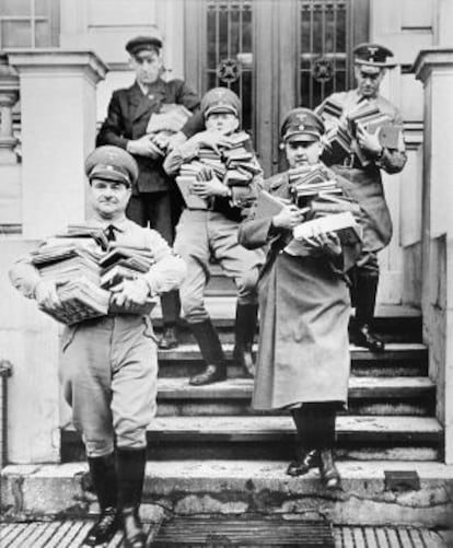 Miembros del partido nazi en la confiscación de libros en Hamburgo, en 1933.