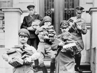 Miembros del partido nazi en la confiscación de libros en Hamburgo, en 1933.