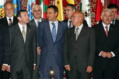 José Luis Rodríguez Zapatero posa, junto a los líderes autonómicos, para la <i>foto de familia</i> de la II Conferencia de Presidentes.