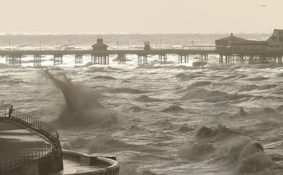 Mar embravecido por los efectos de la tormenta Gertrude en la costa irlandesa de Blackpool.