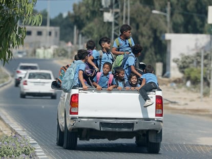 Unos niños palestinos regresan del colegio en la ciudad de Gaza en agosto de 2020.