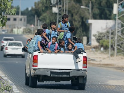 Unos niños palestinos regresan del colegio en la ciudad de Gaza en agosto de 2020.