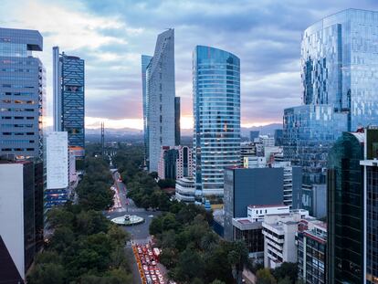 Vista de la avenida Paseo de la Reforma de la ciudad de México, sede de algunas de las empresas más importantes del país.