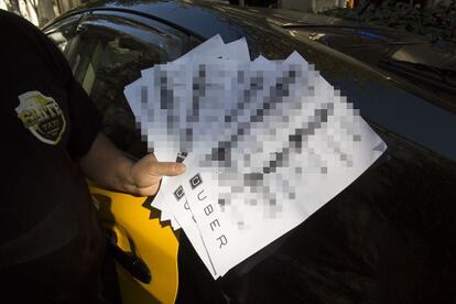 La asociaci&oacute;n de taxistas &Eacute;lite de Barcelona muestra su &lsquo;censo&rsquo; de conductores de Uber.