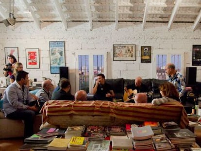 Los participantes en el proyecto Dozen reunidos en torno a una mesa en el estudio de Uiso Alemany.