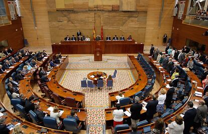 La sesión de investidura en la Asamblea de Madrid ha comenzado con un minuto de silencio en memoria de Carrillo. En la imagen se aprecia cómo el grupo popular ha permanecido sentado.