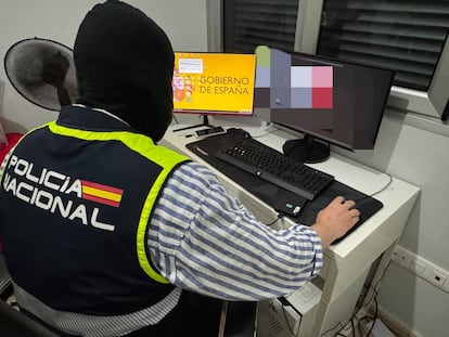 Un agente de policía trabaja en la resolución del caso de los dos hackers detenidos por el robo de datos personales.
