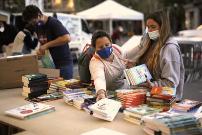 Parada de llibres al passeig de Gràcia de Barcelona. L'Ajuntament de la ciutat ha habilitat 11 espais públics i a l'aire lliure on es fan controls d'accés i d'aforament, i que a més tenen un sentit únic de circulació i personal sanitari dedicat únicament al compliment de les mesures.