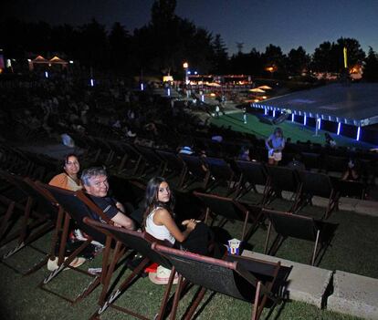 Open Air ofrece cine al aire libre hasta el 24 de julio en el auditorio del Planetario, en el Parque de Tierno Galvan. La gente aguarda en las hamacas el comienzo de la película, en una sesión anterior.