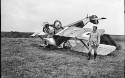 Un avión volcado de la Primera Guerra Mundial.