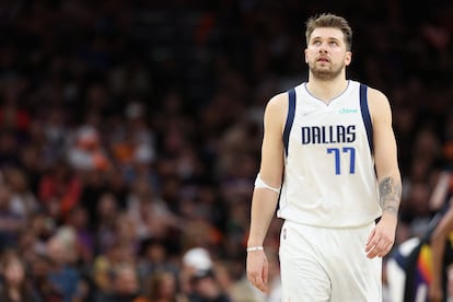 Luka Doncic, frustrado, mira el marcador en el tramo final del segundo partido de las semifinales de conferencia ante Phoenix Suns.