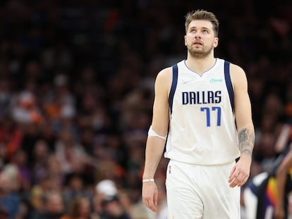 Luka Doncic, frustrado, mira el marcador en el tramo final del segundo partido de las semifinales de conferencia ante Phoenix Suns.