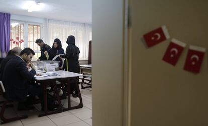 Mujeres turcas votan en un colegio electoral en Estambul (Turquia).