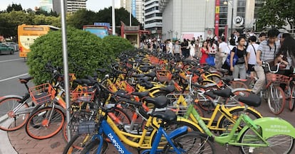 Un ejemplo de bicis sin estación aparcadas sin control en China.